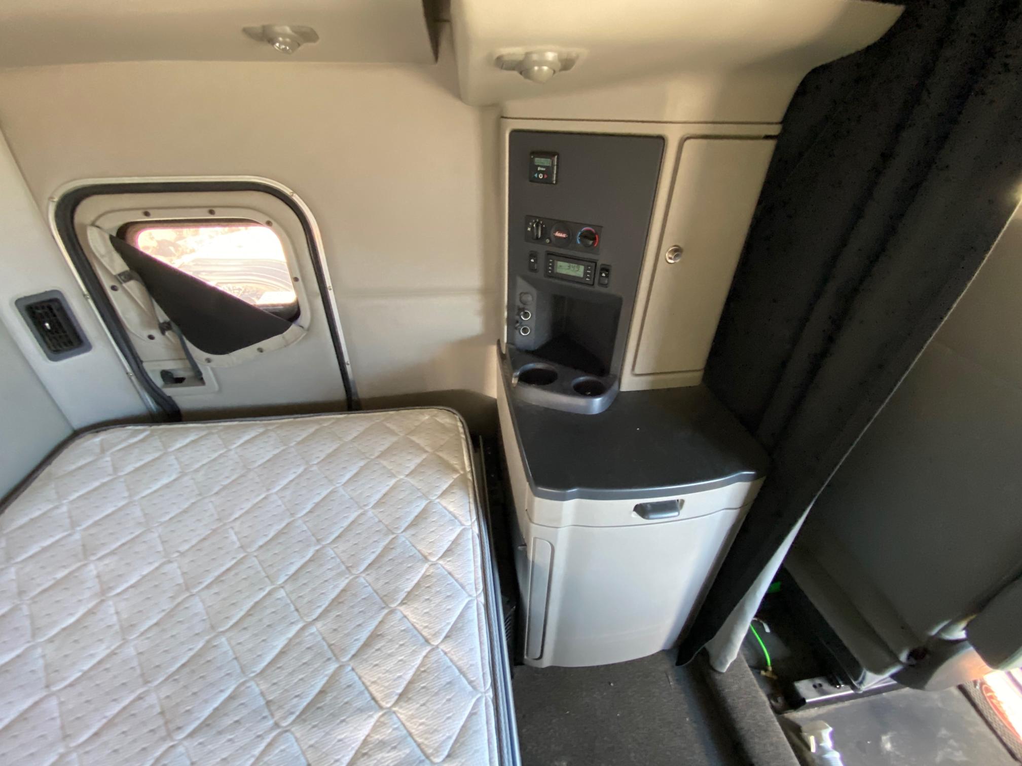 2020 PETERBILT 579 - Image 13